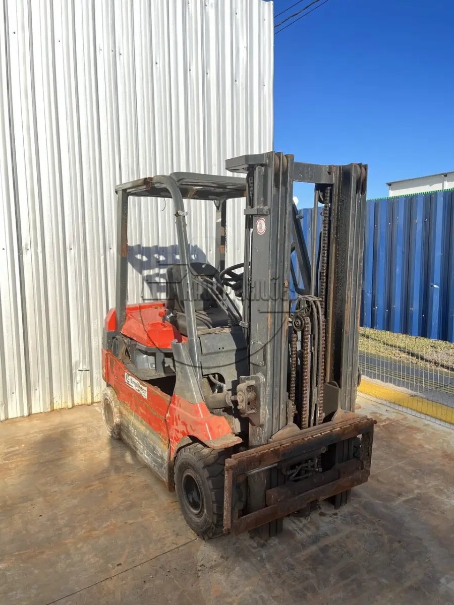 LOTE 027 - Uma empilhadeira elétrica, modelo 7FBH25