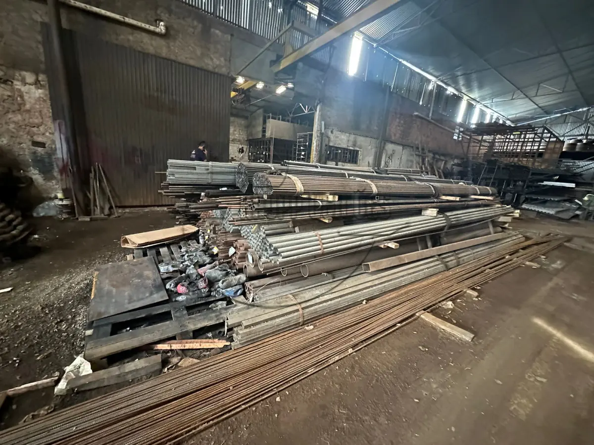 LOTE 019 - 27,5 toneladas de ferro do tipo metalon