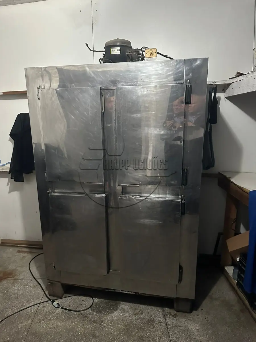 LOTE 011 - 02ª DATA | Uma câmara fria com 04 portas, de inox