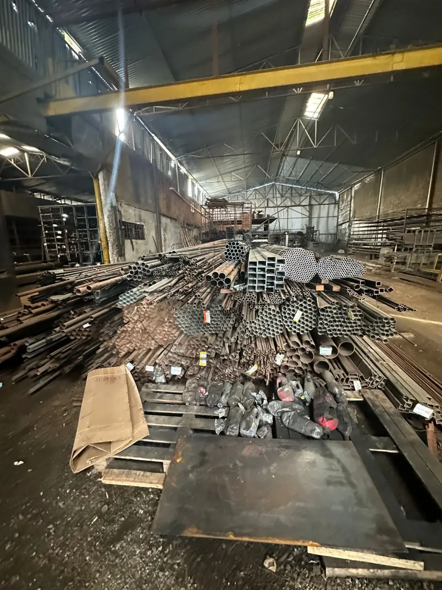 LOTE 019 - 27,5 toneladas de ferro do tipo metalon