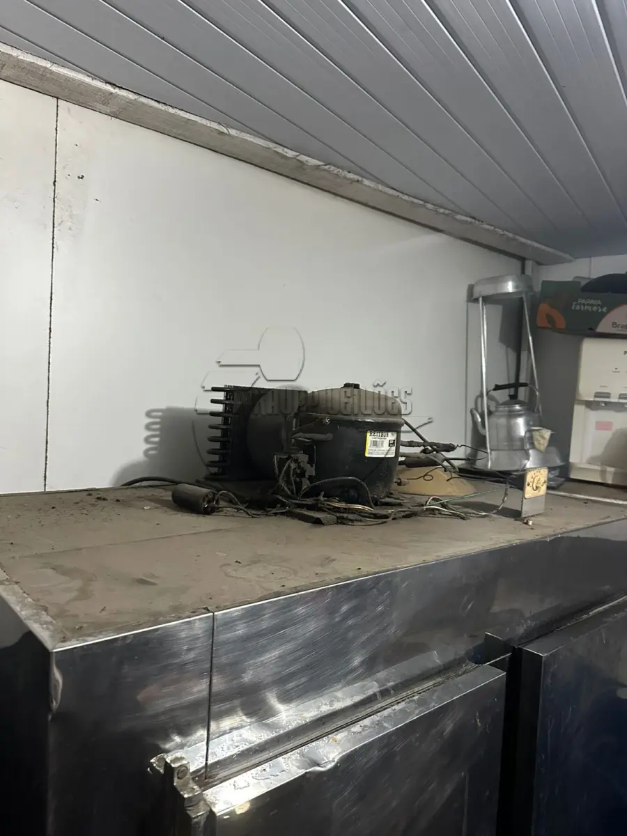 LOTE 011 - 02ª DATA | Uma câmara fria com 04 portas, de inox