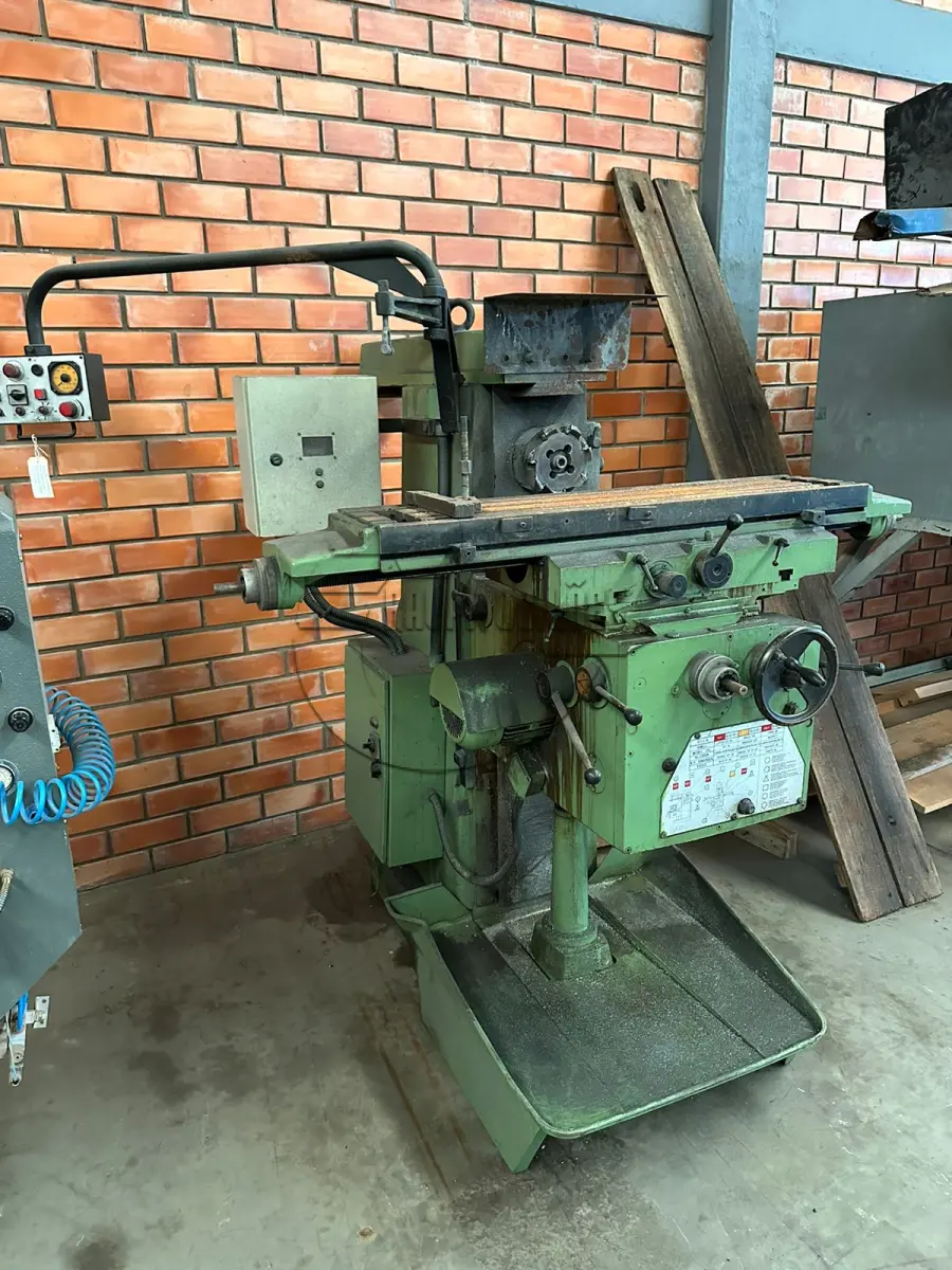 LOTE 010 - Uma fresadora universal, marca Infresa, modelo Lagun