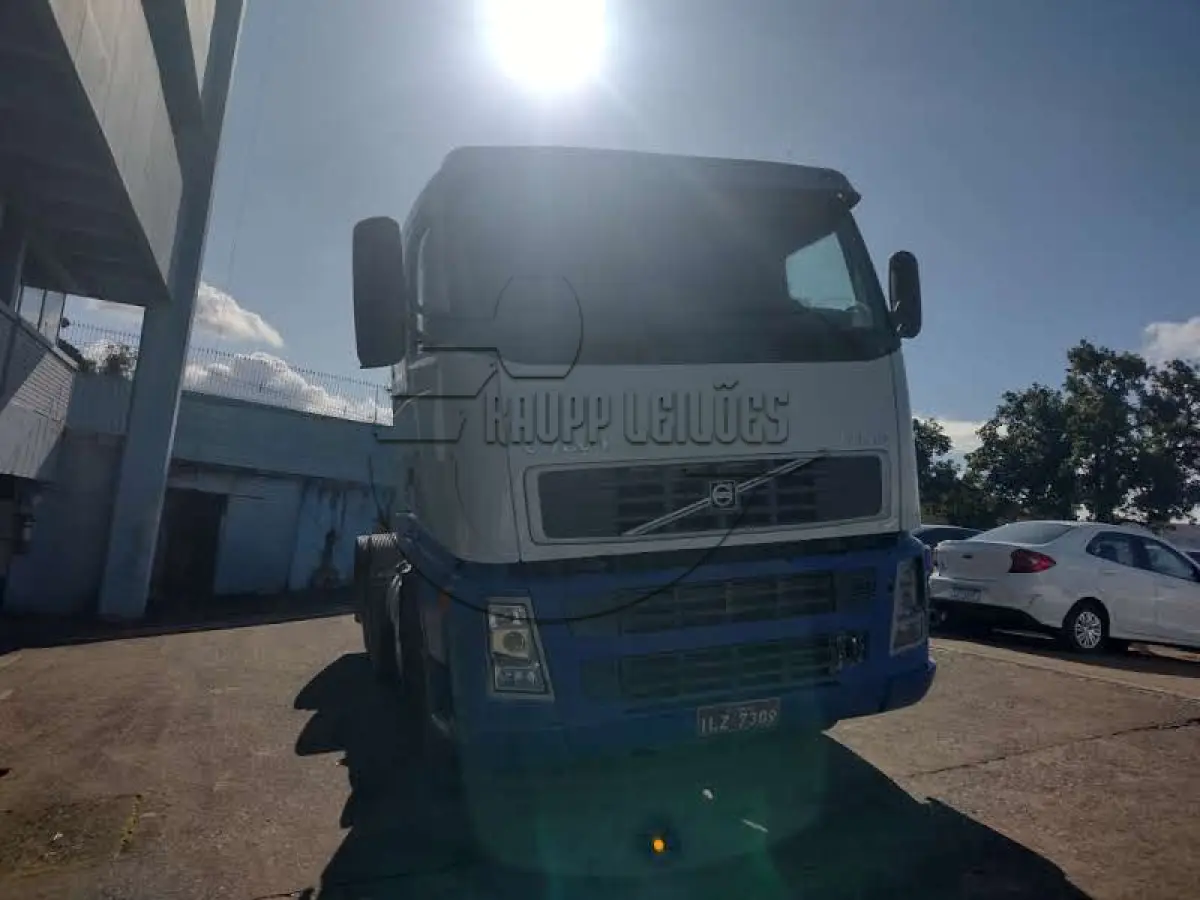 LOTE 021 - 02ª DATA | Um caminhão marca VOLVO, modelo FH12 460 6X4T, ano/modelo 2004