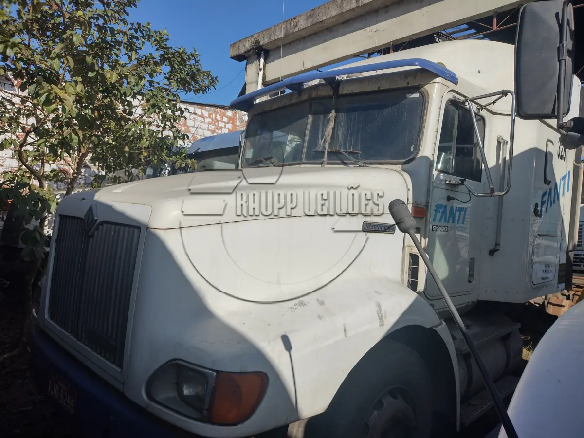 LOTE 002 - Um caminhão Navistar/International, modelo 9200 6X4, ano/modelo 1999
