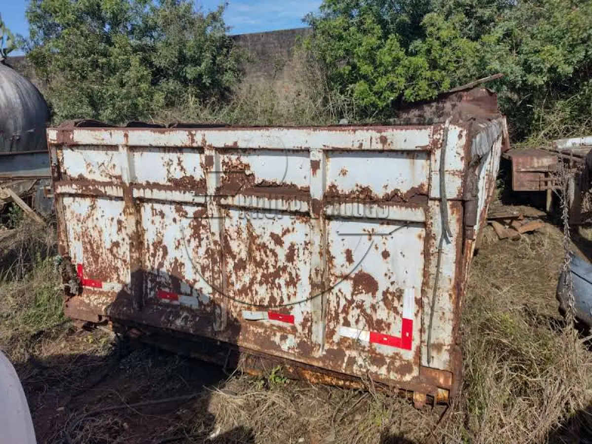 LOTE 065 - 03ª DATA | Uma caçamba SEM PLACA