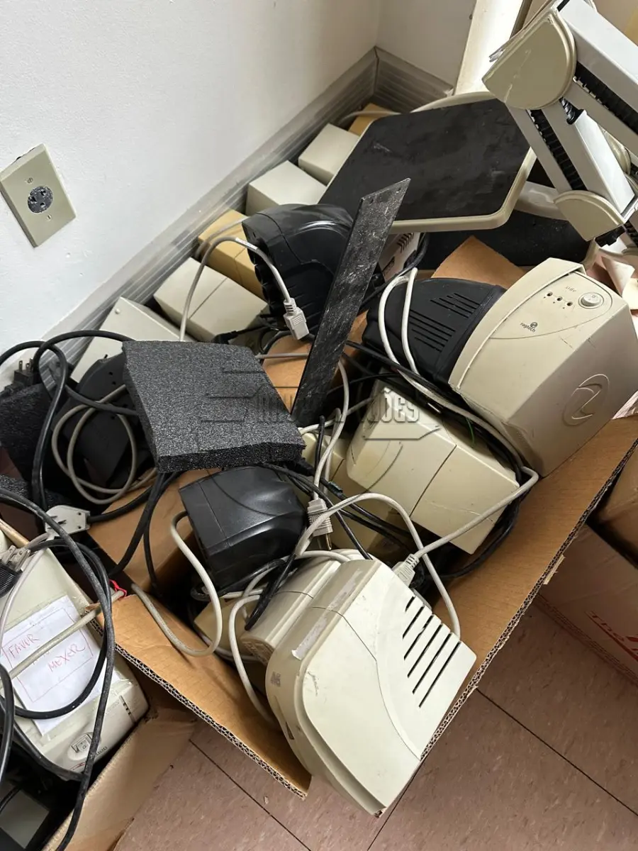 LOTE 013 - Diversos mouses, hd's, teclados, estabilizadores, sucatas de informática, calculadoras,  tudo antigo ou c/ defeito