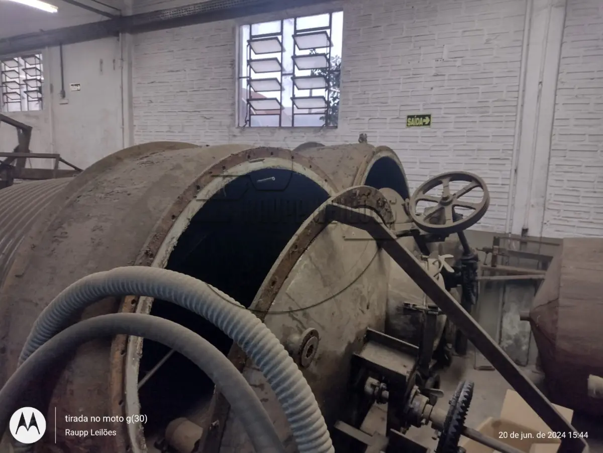 LOTE 022 - 02ª DATA | Diversos maquinários, tais como misturadores, conjs. de fabricação de resina, furadeira, tanques inox, compressor, entre outros.