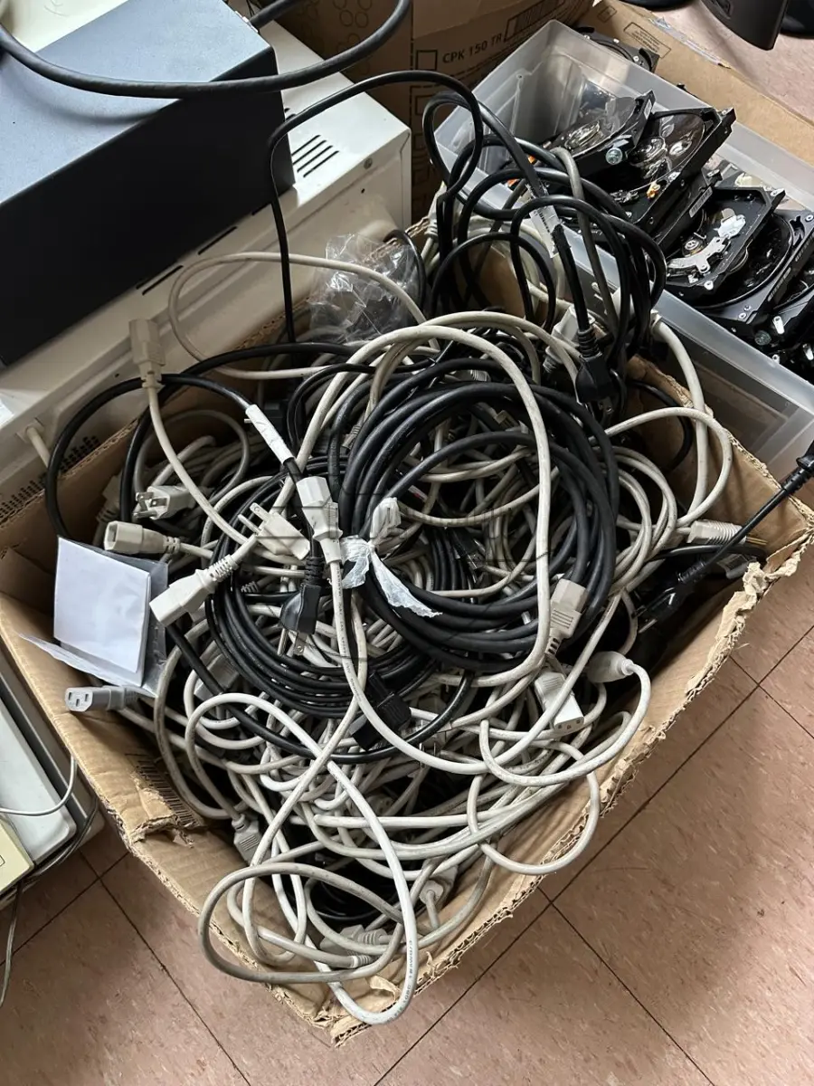 LOTE 013 - Diversos mouses, hd's, teclados, estabilizadores, sucatas de informática, calculadoras,  tudo antigo ou c/ defeito