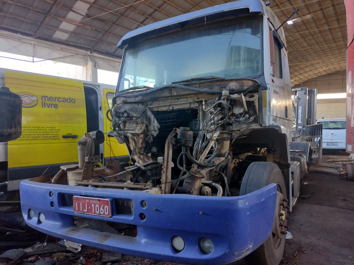 LOTE 010 - 02ª DATA | Um caminhão sem motor,  Mercedes Benz, modelo LS 1938, ano/modelo 1998/1999