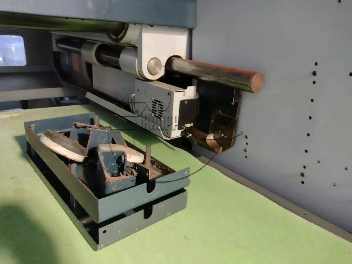 LOTE 001 - Uma máquina automática para corte