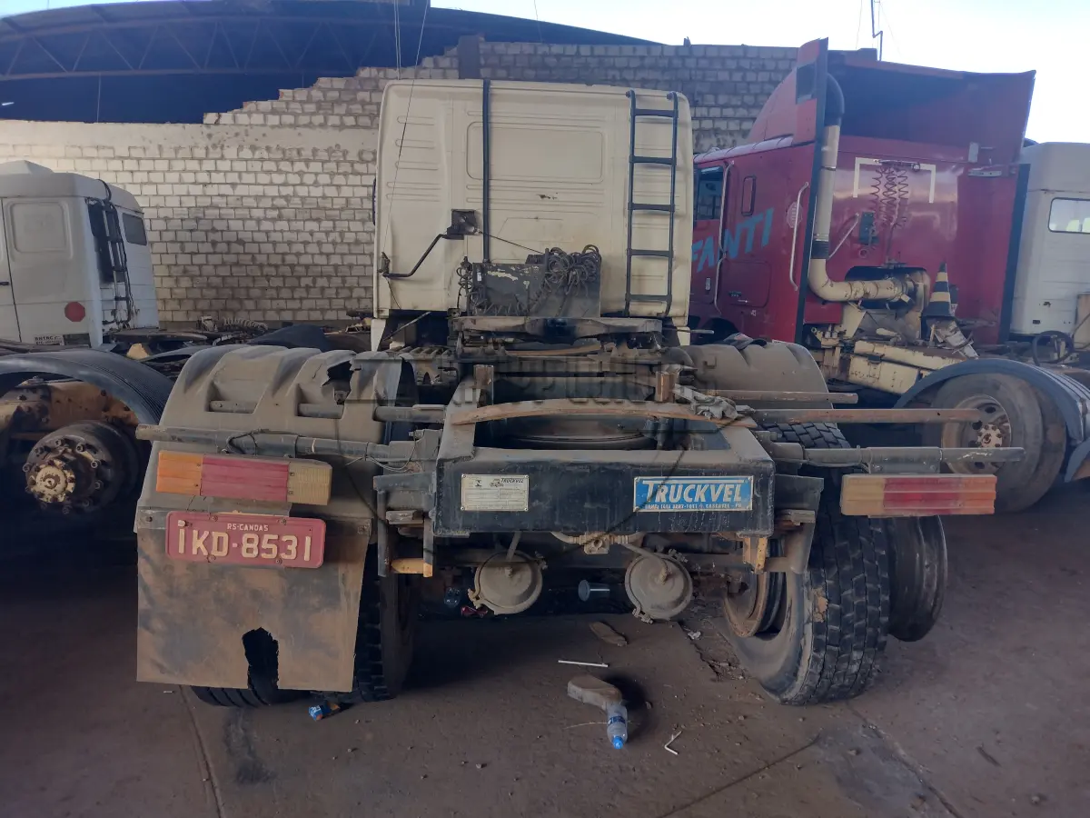 LOTE 008 - Um caminhão Volvo, modelo NH12380 4X2T. ano/modelo 2001/2001