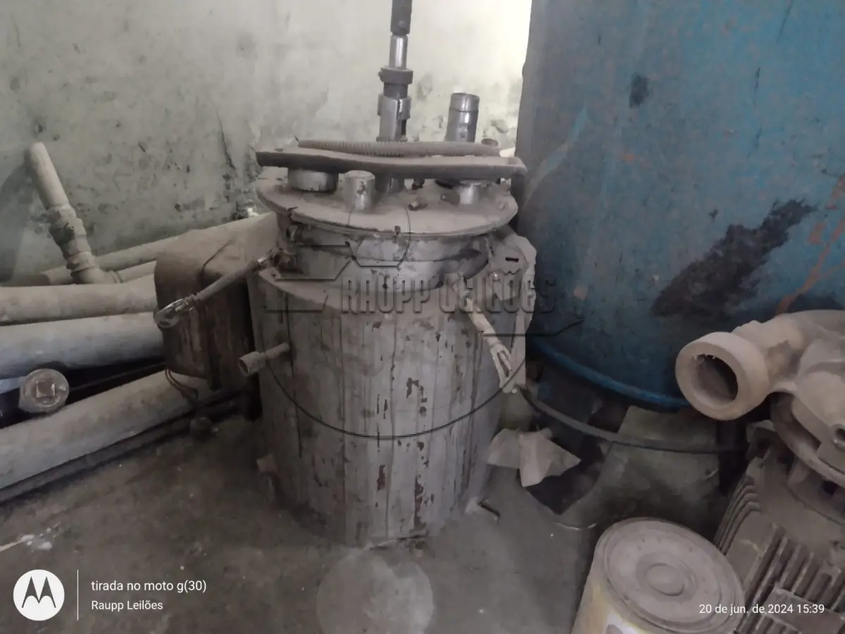LOTE 022 - 02ª DATA | Diversos maquinários, tais como misturadores, conjs. de fabricação de resina, furadeira, tanques inox, compressor, entre outros.