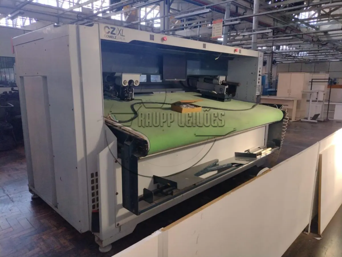 LOTE 001 - Uma máquina automática para corte