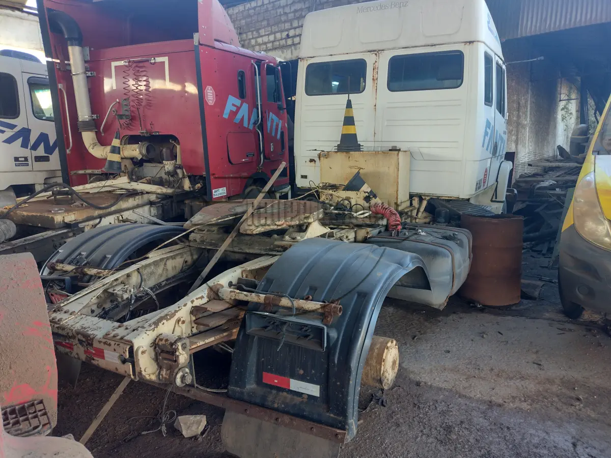 LOTE 010 - 02ª DATA | Um caminhão sem motor,  Mercedes Benz, modelo LS 1938, ano/modelo 1998/1999