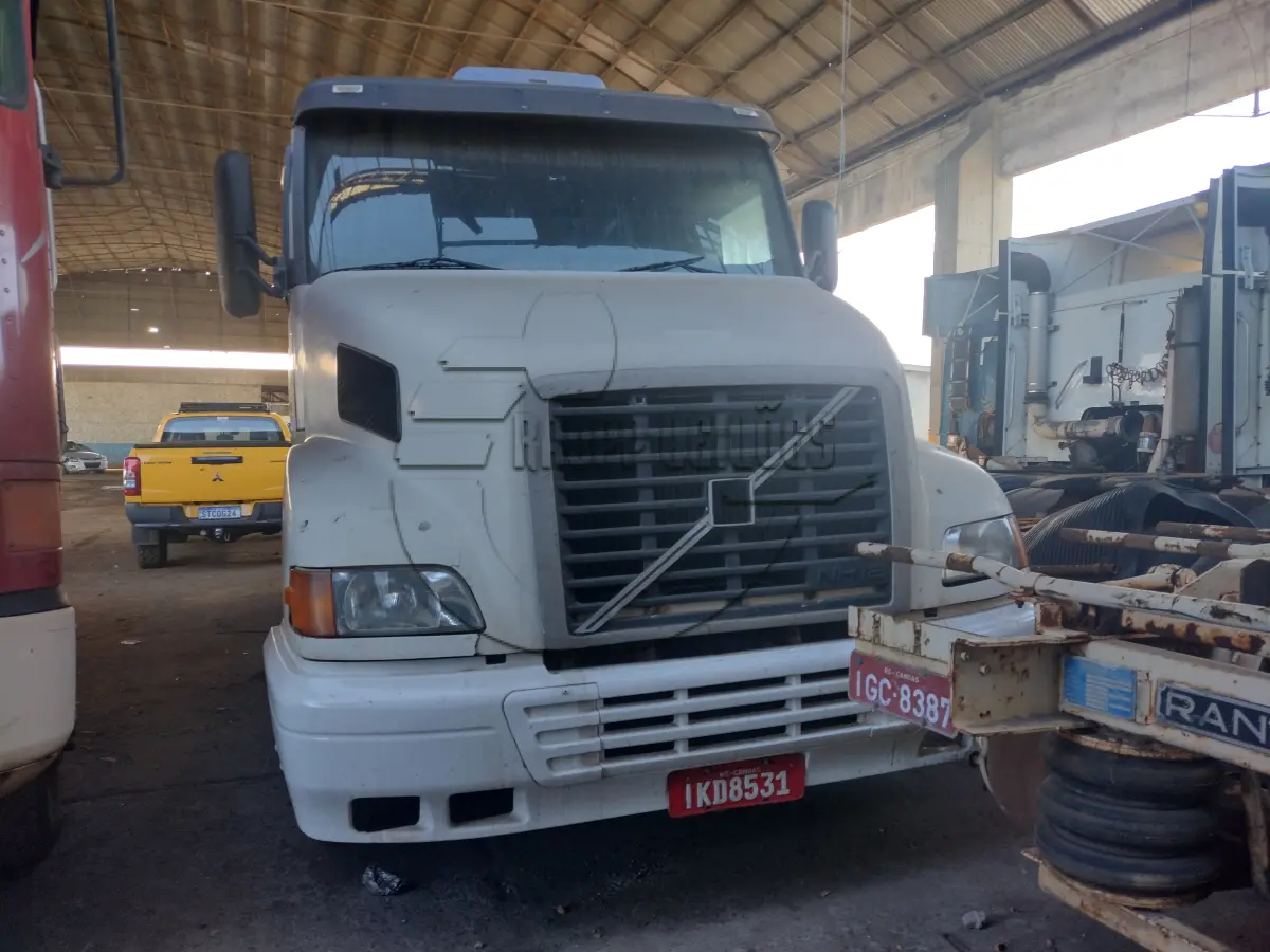 LOTE 008 - Um caminhão Volvo, modelo NH12380 4X2T. ano/modelo 2001/2001