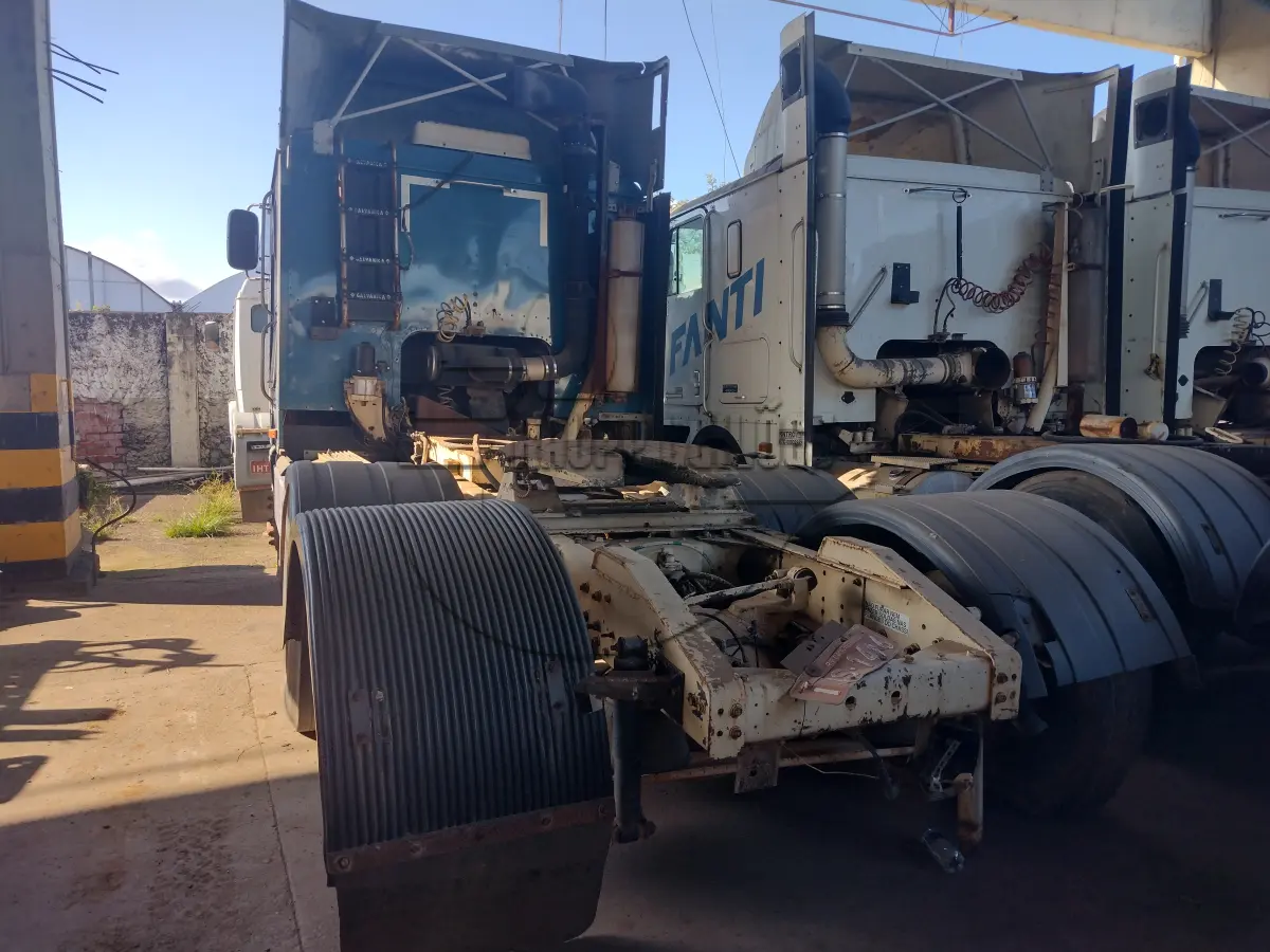 LOTE 007 - 02ª DATA | Um caminhão Navistar/International, modelo 9800 6X4, ano/modelo 2000/2001