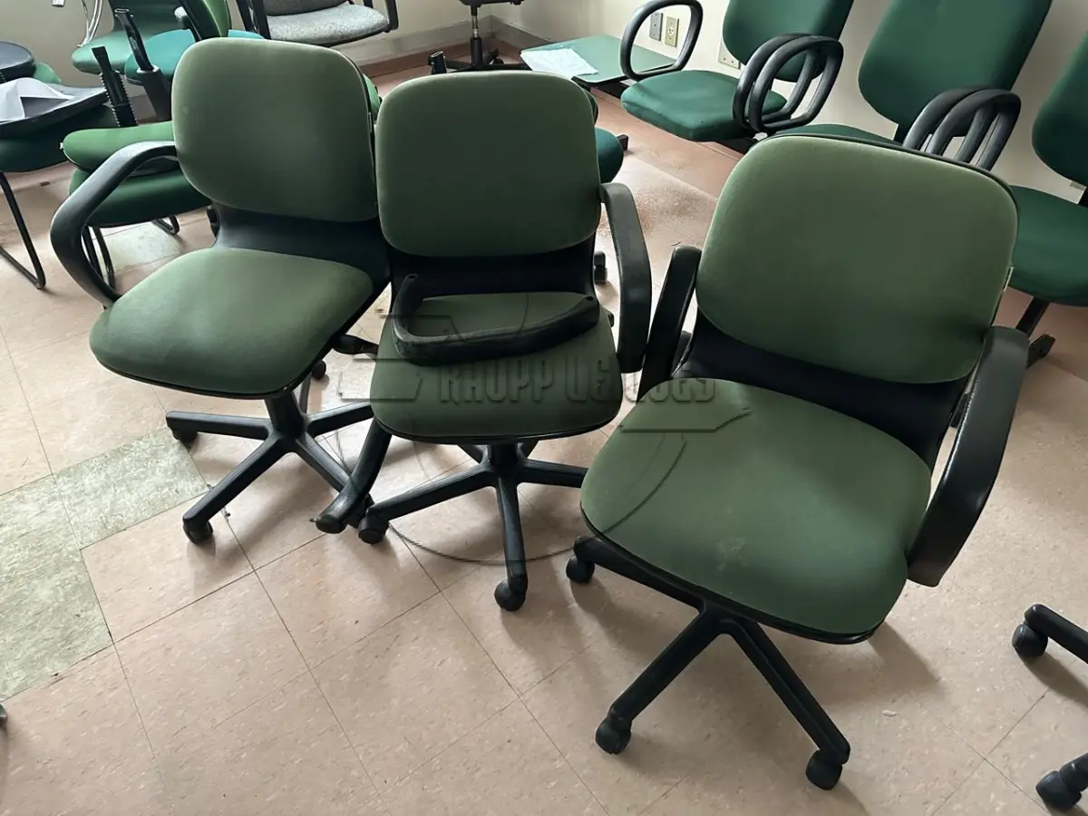 LOTE 002 - Aproximamente 57 cadeiras de diversos modelos, com defeito