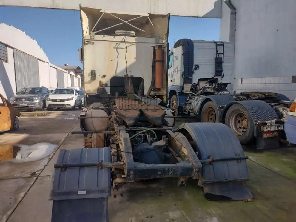LOTE 020 - 03ª DATA | Um caminhão Navistar/International, sem caixa, modelo 9800 6X4, ano/modelo 2000/2001