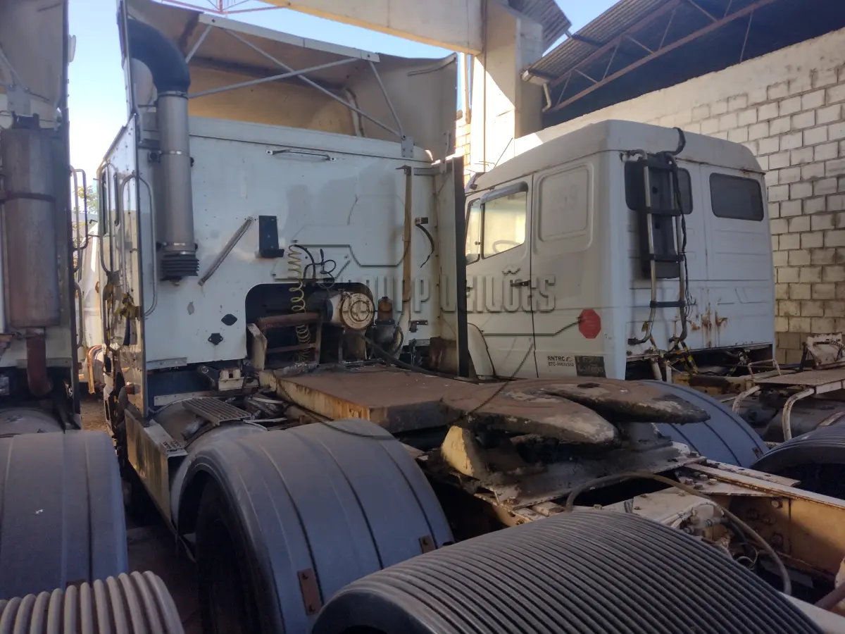 LOTE 005 - 02ª DATA | Um caminhão Navistar/International, modelo 9800 6X4, ano/modelo 2001/2001