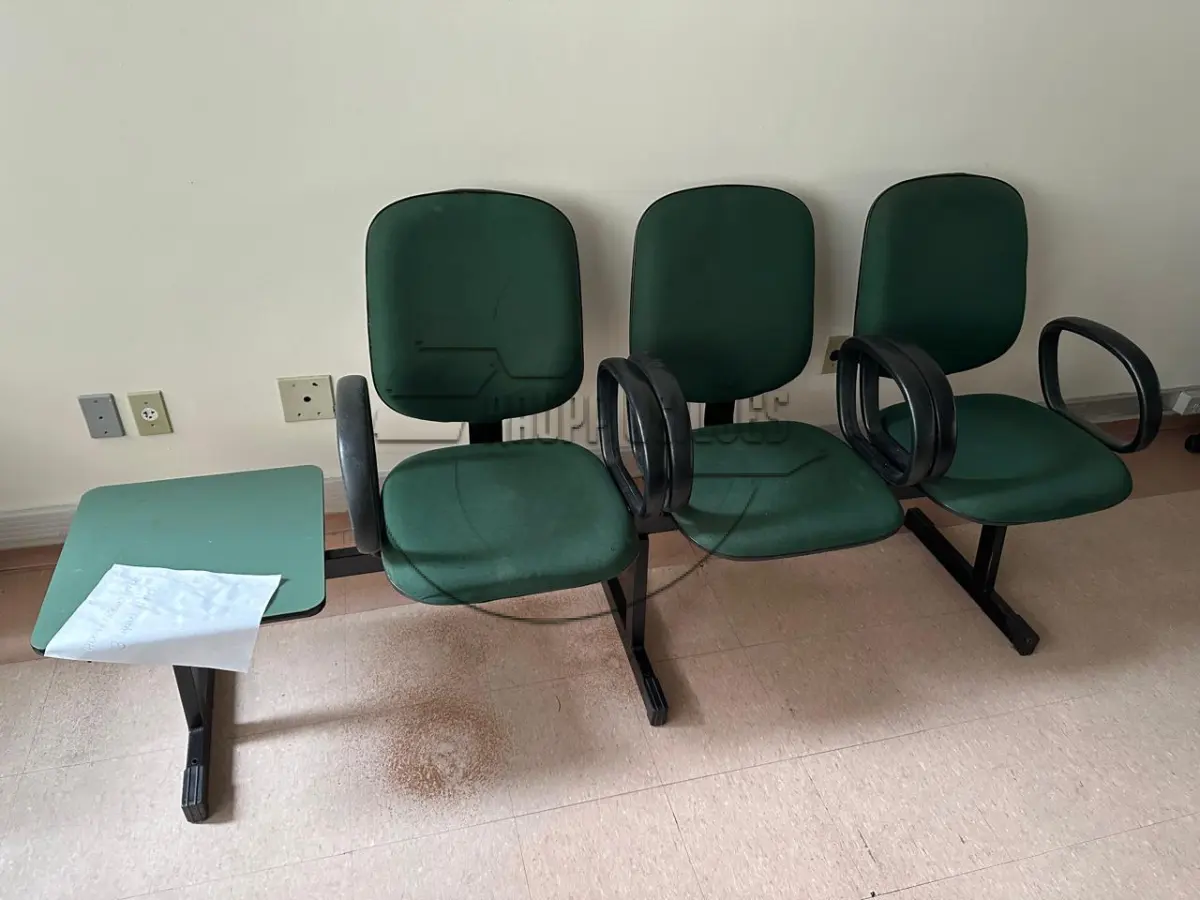 LOTE 002 - Aproximadamente 23 cadeiras e poltronas de diversos modelos, em bom estado