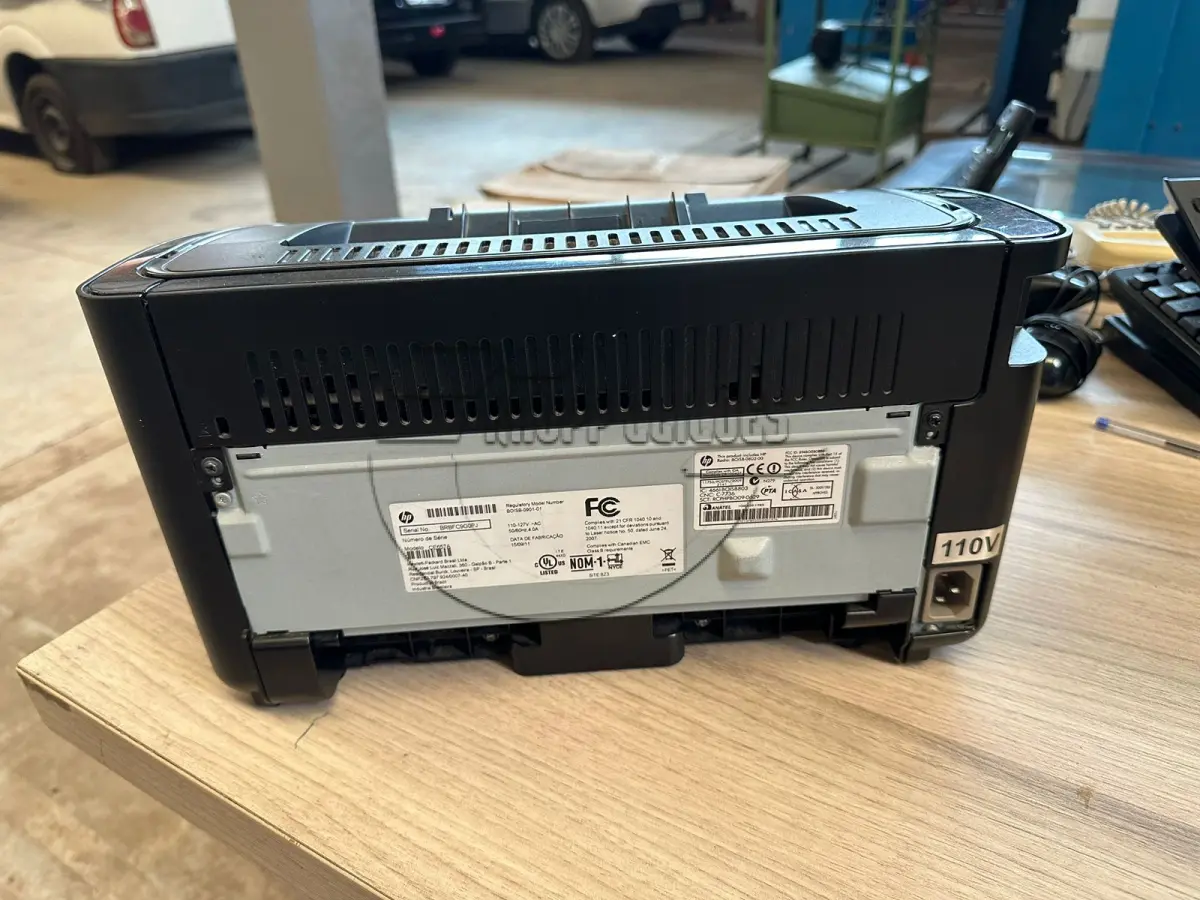 LOTE 005 - Uma impressora HP LASER JET 1102W