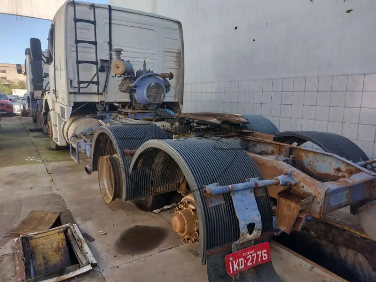 LOTE 018 - Um caminhão Volvo, modelo NH12380 4X2T, ano/modelo 2001/2001