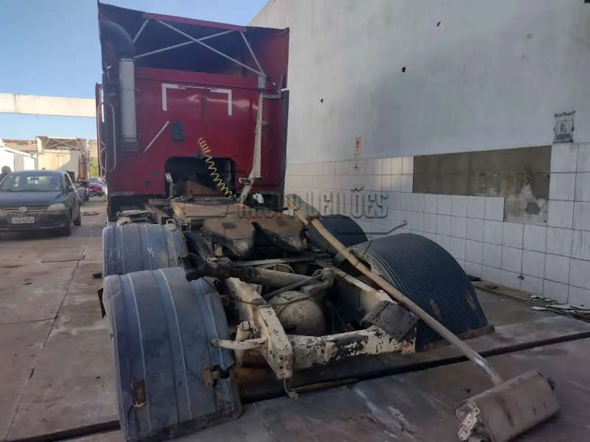 LOTE 016 - 03ª DATA | Um caminhão Navistar/International, modelo 9800 6X4, ano/modelo 2001/2001