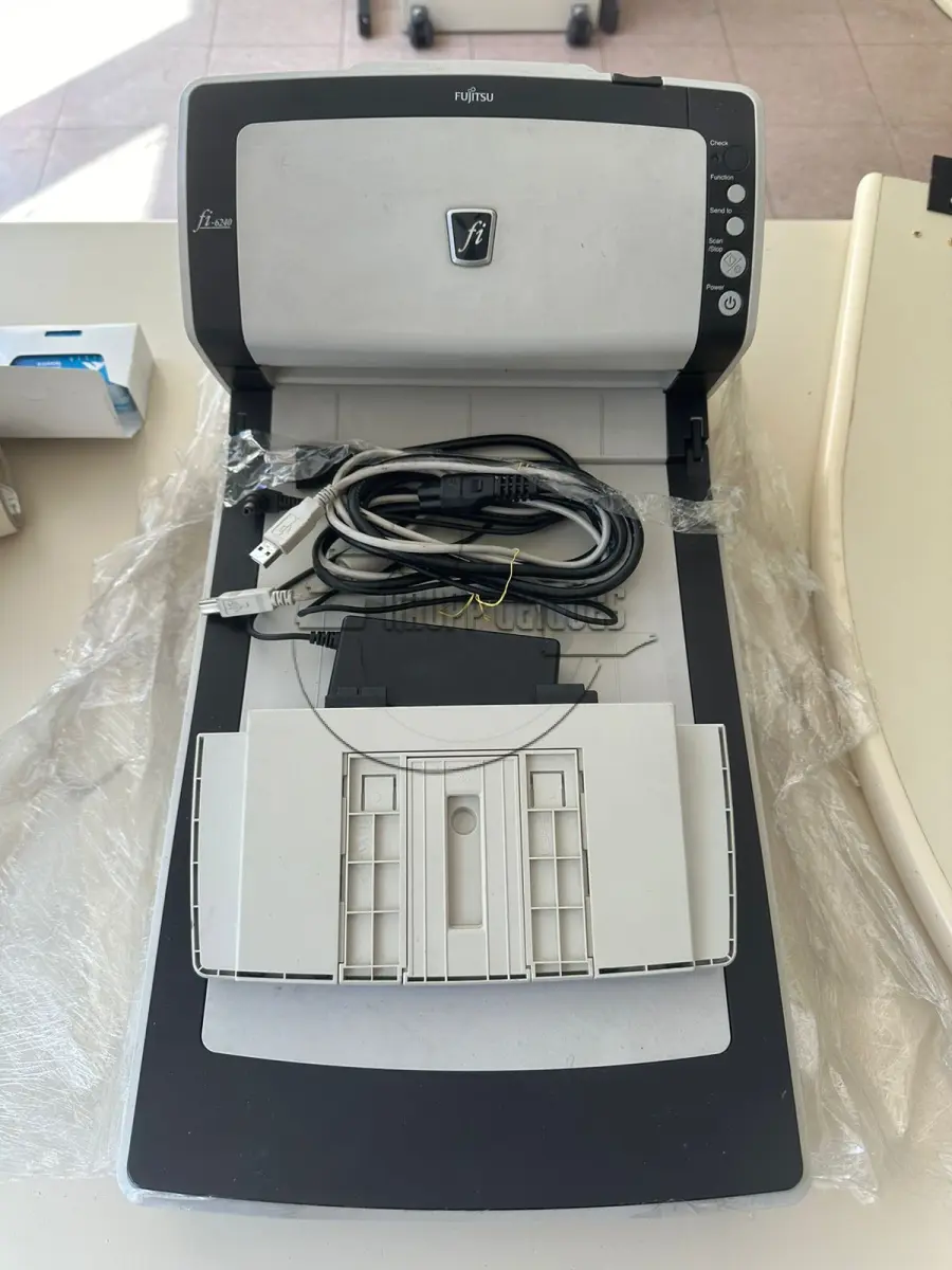 LOTE 017 - Um scanner Fujitsu fi6240