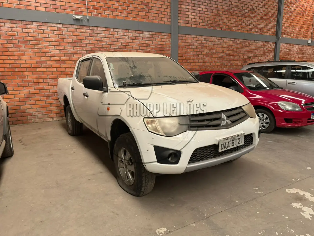 LOTE 012 - Um veículo Triton GLX D, ano/modelo 2013/2014