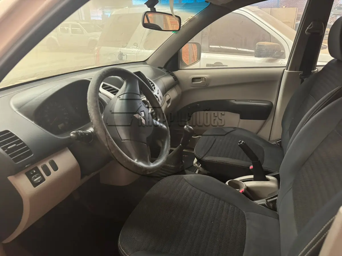 LOTE 012 - Um veículo Triton GLX D, ano/modelo 2013/2014