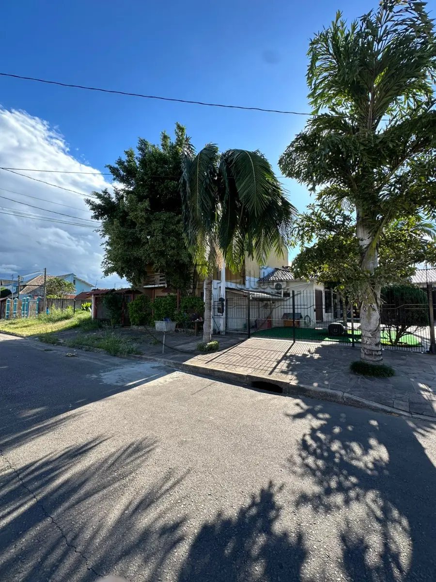 LOTE 001 - (PORTO ALEGRE/RS) Uma casa de alvenaria no Bairro Parque Santa Fé