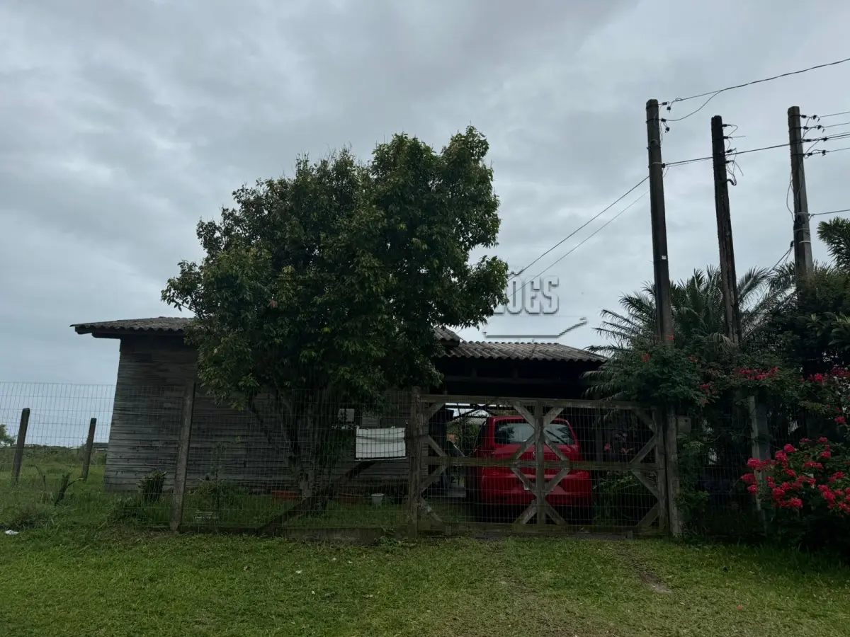 LOTE 001 - (CAPÃO NOVO/RS) Uma casa de esquina