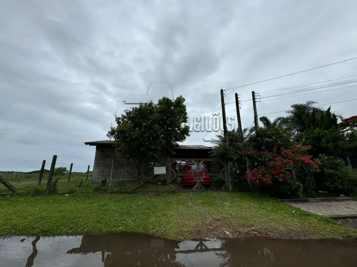 LOTE 001 - (CAPÃO NOVO/RS) Uma casa de esquina
