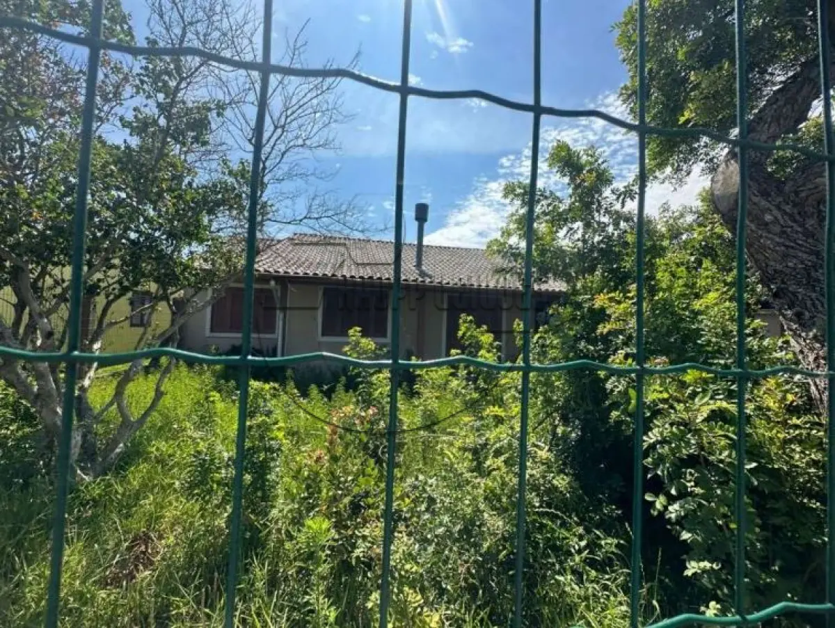 LOTE 012 - (TRAMANDAÍ/RS) Uma casa c/ aprox. 90,00m²