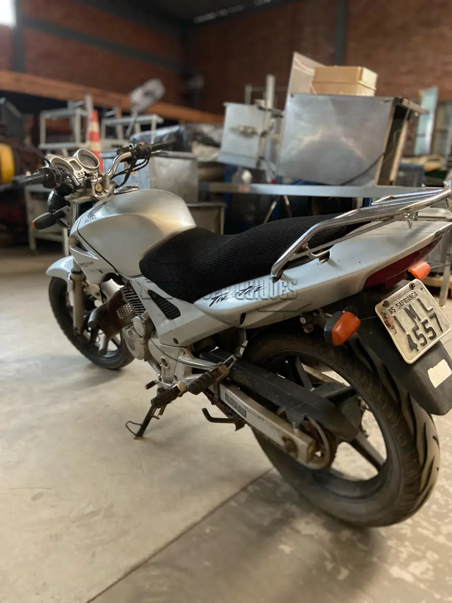 LOTE 020 - Uma motocicleta HONDA/CBX 250 TWISTER, ano/mod 2005/2005
