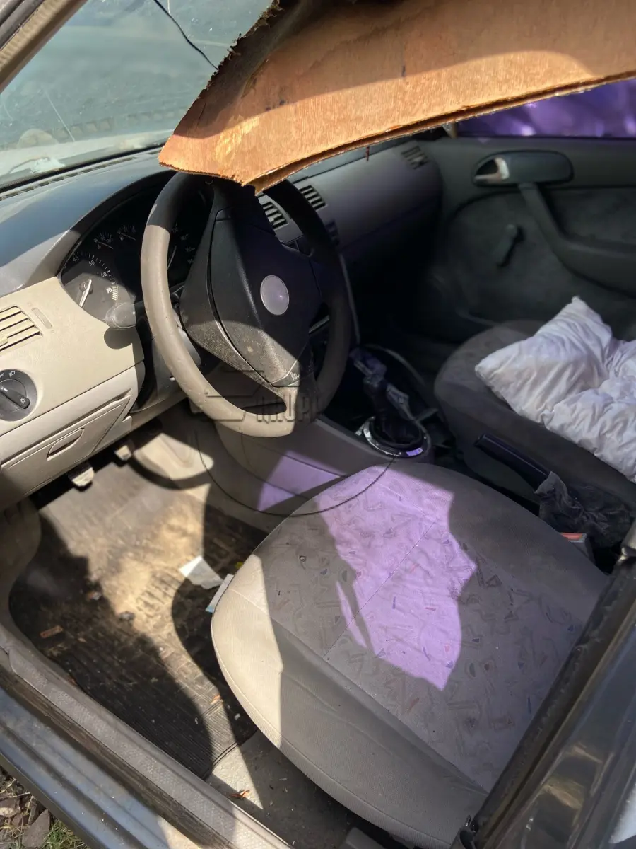 LOTE 007 - **Um veículo VW/GOL 16V, ano/modelo 1999/2000