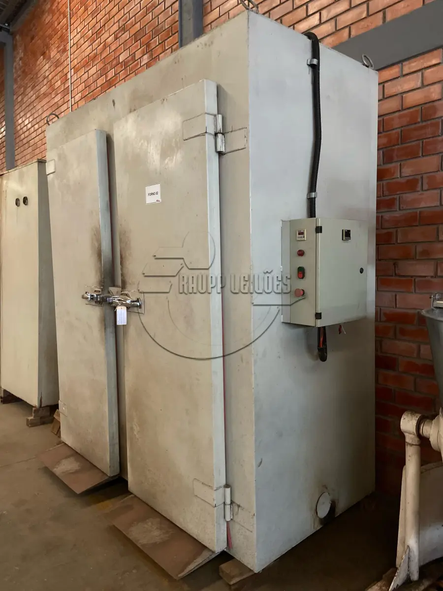 LOTE 001 - Um forno de aço de duas portas