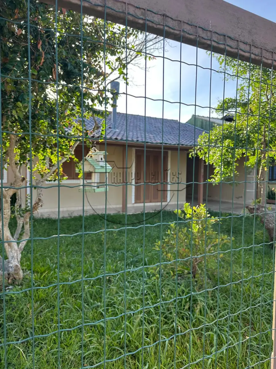 LOTE 012 - (TRAMANDAÍ/RS) Uma casa c/ aprox. 90,00m²