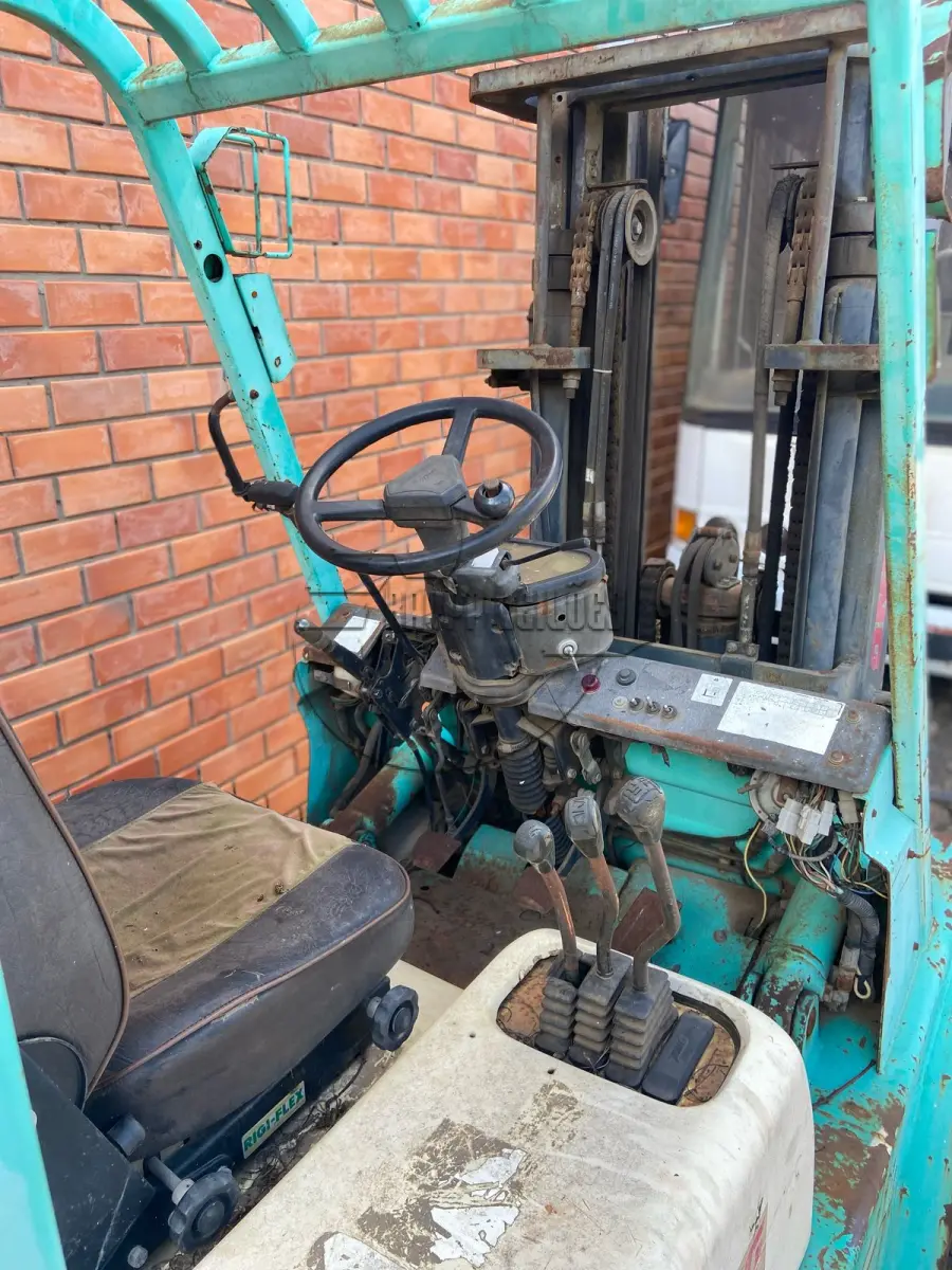 LOTE 018 - Uma empilhadeira, marca Yang, modelo FD-30, ano 1997