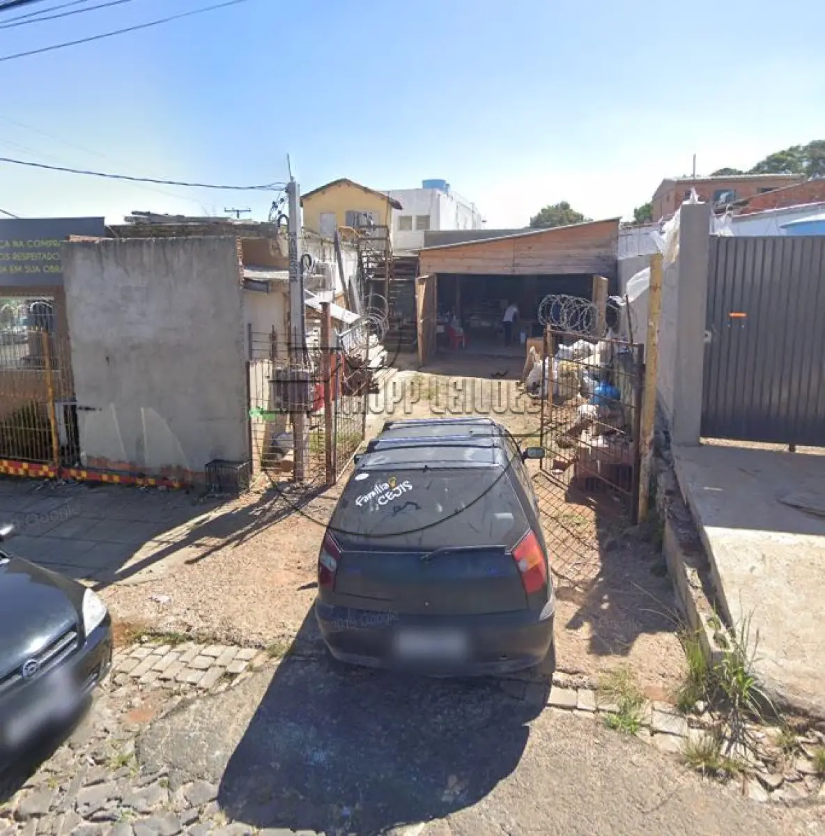 LOTE 005 - (ALVORADA/RS) Um terreno com a área superficial de 200,00m², c/ benfeitorias, no Bairro Três Figueiras