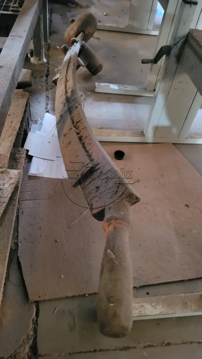 LOTE 001 - Um facão tipo guilhotina manual - Uma máquina sloter - Uma refiladeira - Uma máquina de corte e vinco