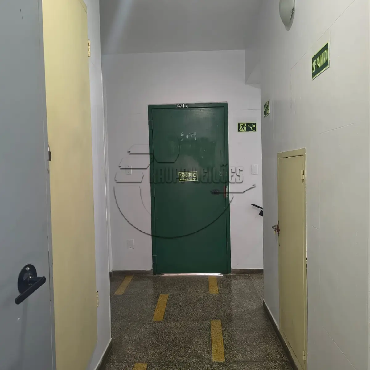 LOTE 001 - 02ª DATA | (PORTO ALEGRE/RS) O Conjunto n° 2414 do Edifício Coliseu, c/ 31,92m², no Bairro Centro Histórico
