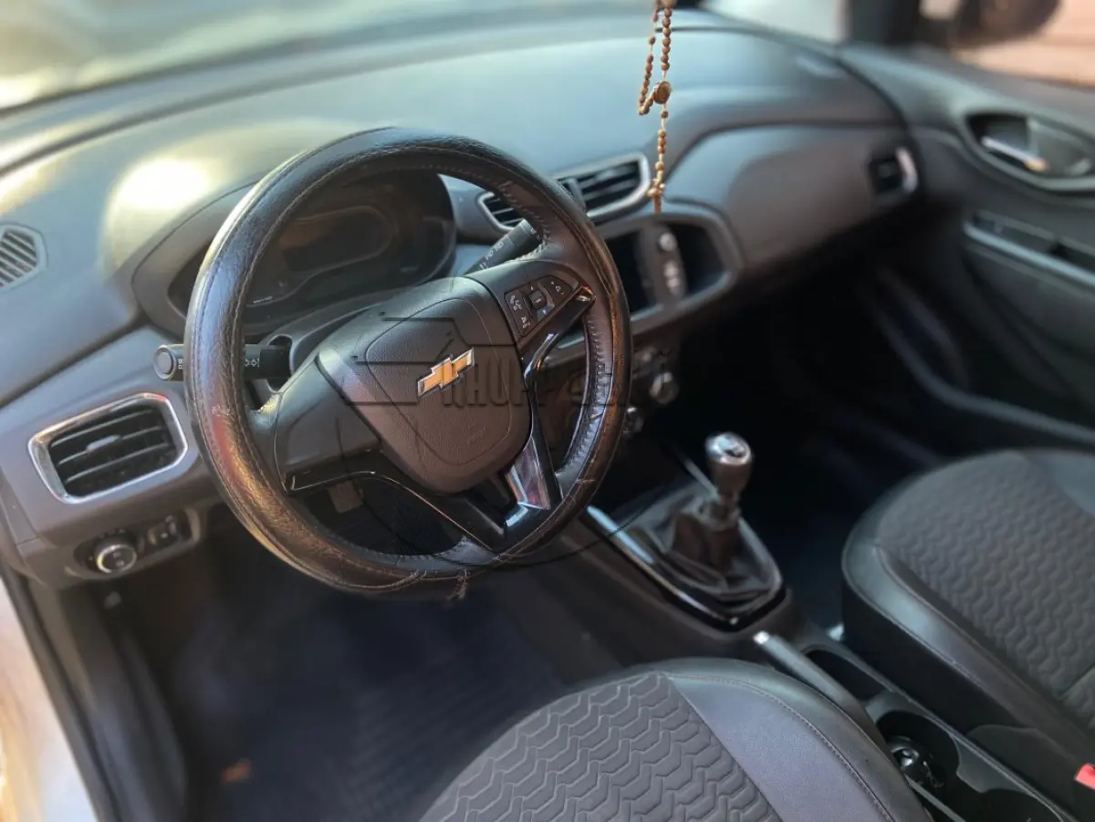 LOTE 016 - Um veículo CHEVROLET/ONIX 1.4MT LTZ, ano/mod 2017/2018