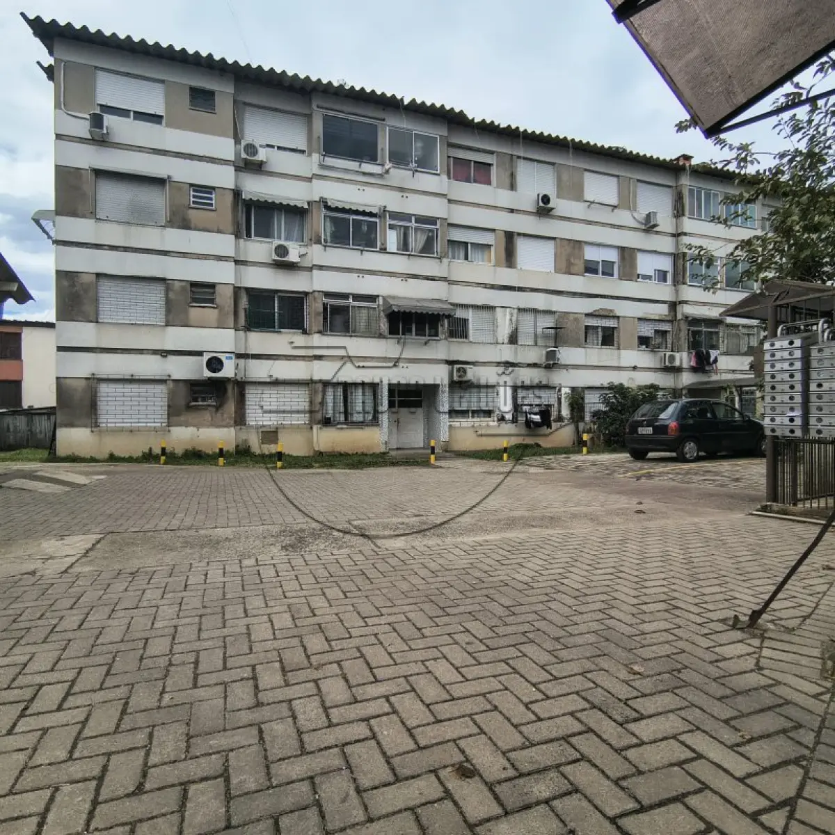 LOTE 010 - *(PORTO ALEGRE/RS) O apto 101, bloco 1, do Edifício Jardim Costa do Sol Poente, c/ 59,43m², no Bairro Rubem Berta