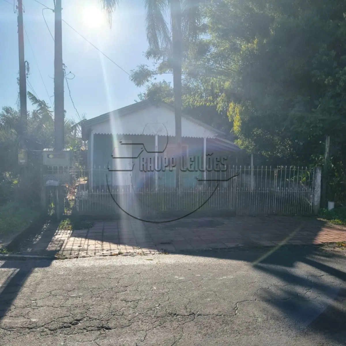 LOTE 006 - (GRAVATAÍ/RS) Um terreno c/ benfeitorias no Bairro Barnabé, na Rua Otávio Schemes