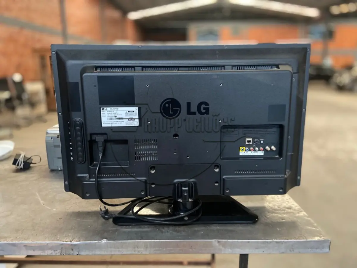 LOTE 034 - Uma televisão LG, 32 polegadas