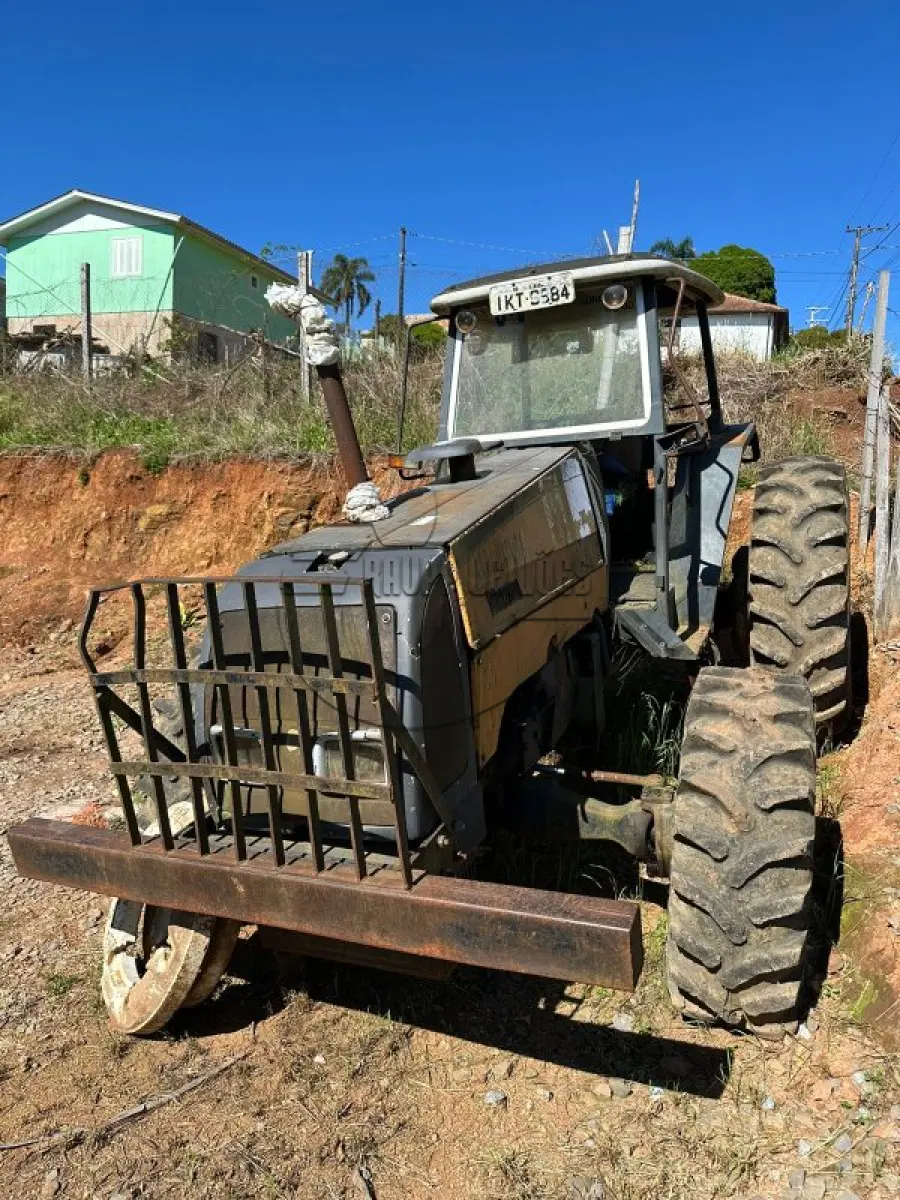 LOTE 001 - UM TRATOR DE RODAS AMARELO - TRATOR AGRICOLA, ANO 2002, M.A./VALMET