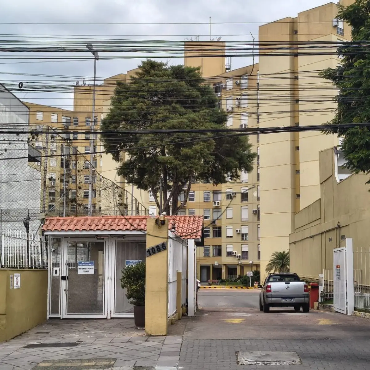 LOTE 002 - 02ª DATA | (PORTO ALEGRE/RS) O apto 808, c/ 63,61m², do Edifício Bandeirante, no Conjunto Resid. Santos Dumont, no Bairro Tristeza