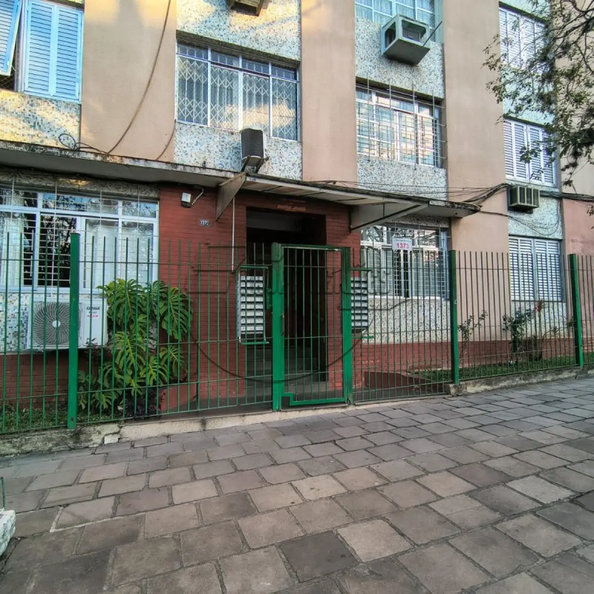 LOTE 008 - (PORTO ALEGRE/RS) O apto 211 do Edifício Resid. Presidente Castelo Branco, c/ 53,31m², no Bairro Menino Deus