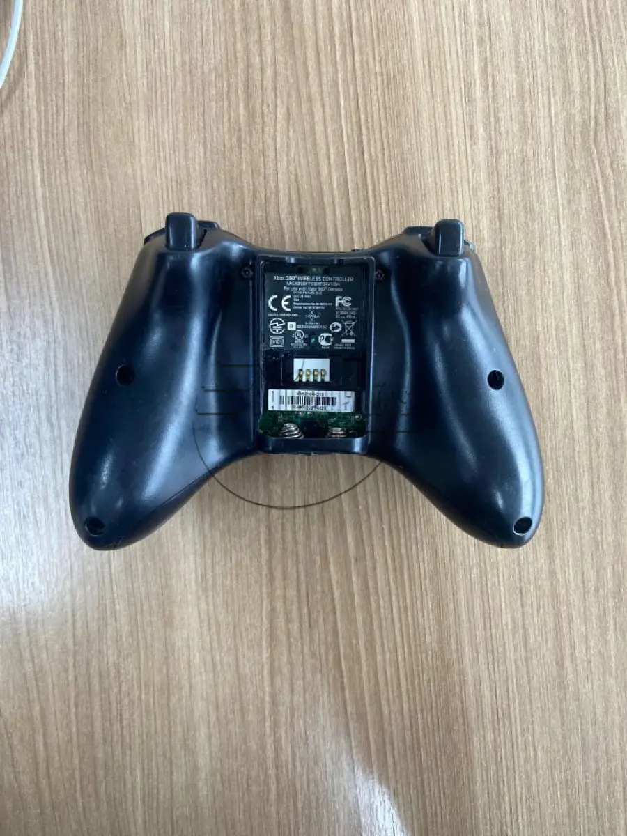 LOTE 056 - Um kinect xbox 360, c/ 06 jogos diversos e c/ controle